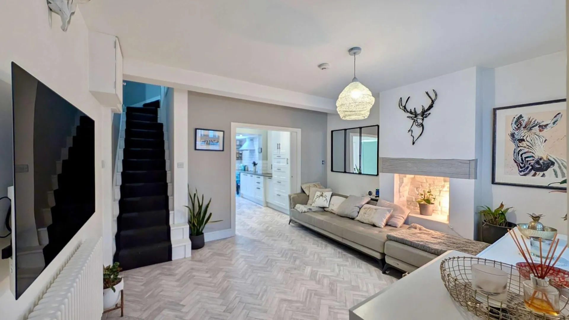 Luxury House With Parking In London location